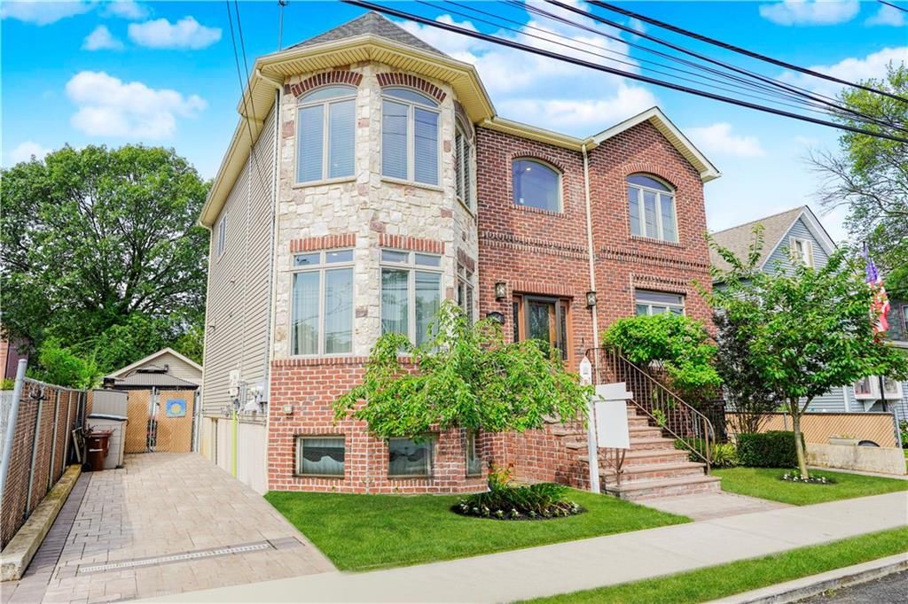 Exterior, Facade, Brick Facade, Rowhouse