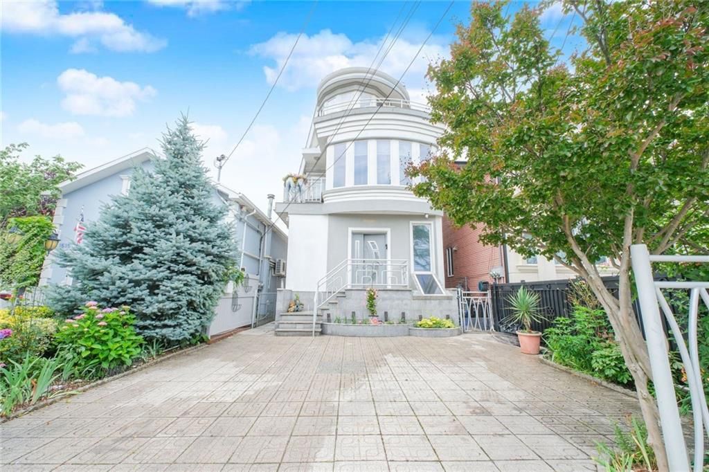 Exterior, Facade, Queen Anne Victorian