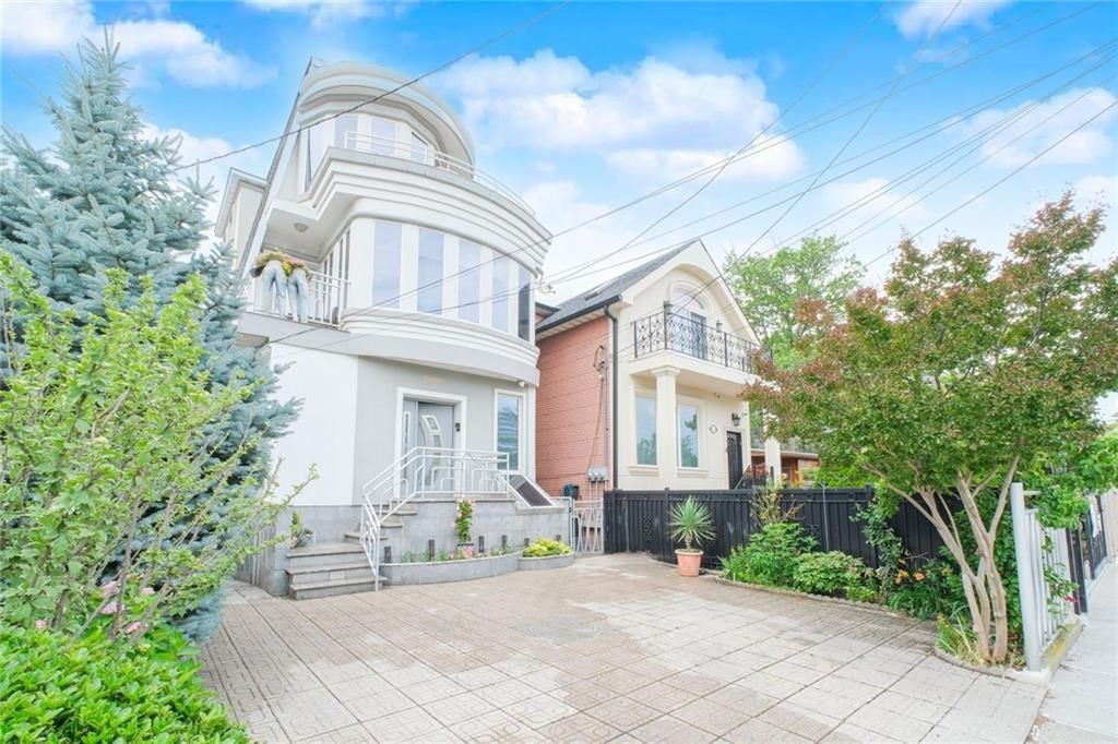 Exterior, Facade, Queen Anne Victorian