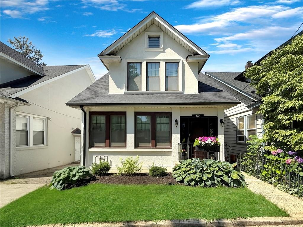 Exterior, Facade, Queen Anne Victorian
