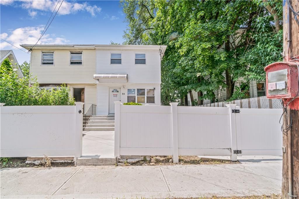 Exterior, Facade, Rowhouse