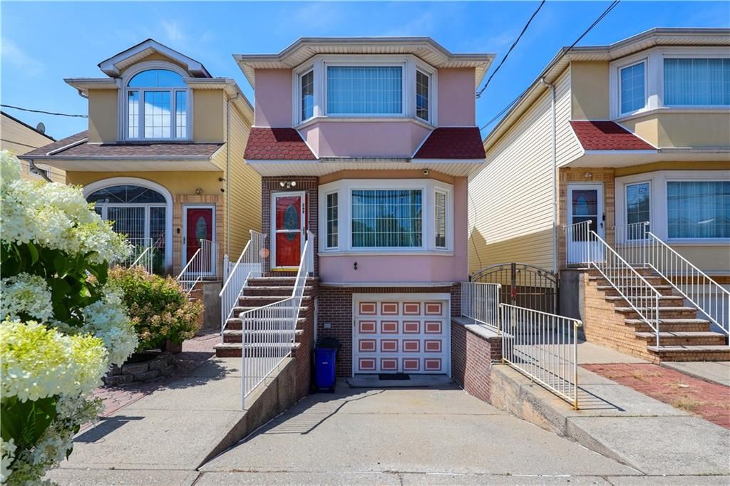 Exterior, Facade, Rowhouse