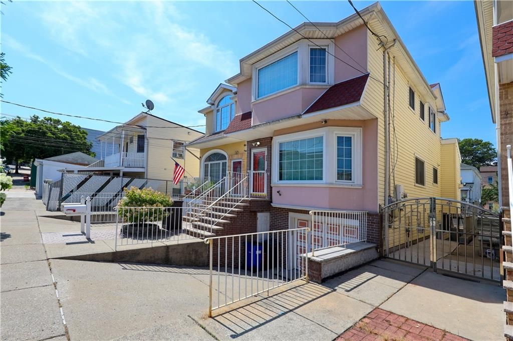 Exterior, Facade, Brick Facade, Rowhouse