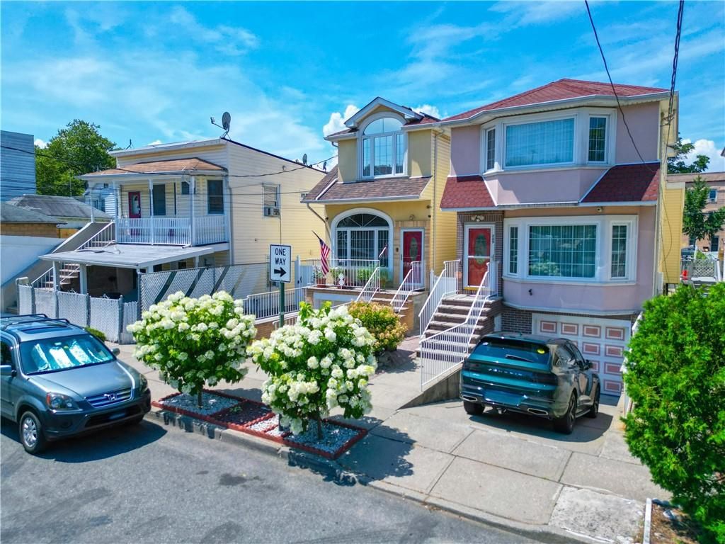 Attached, Exterior, Facade, Queen Anne Victorian