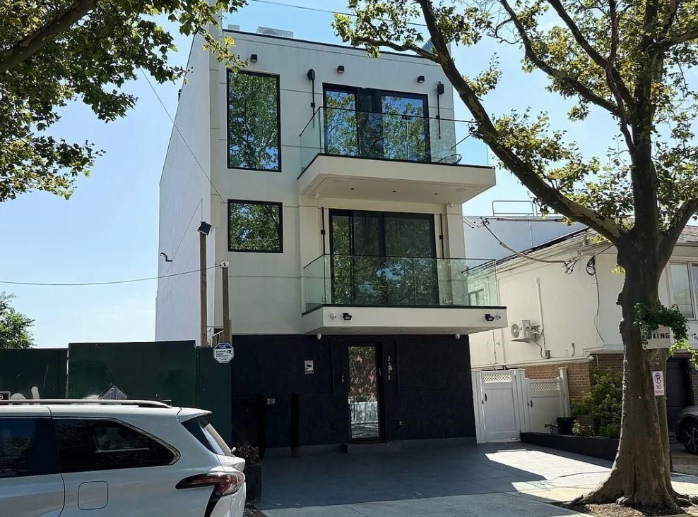 Exterior, Facade, Modern