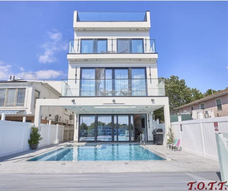 Exterior, Facade, Pool, Modern