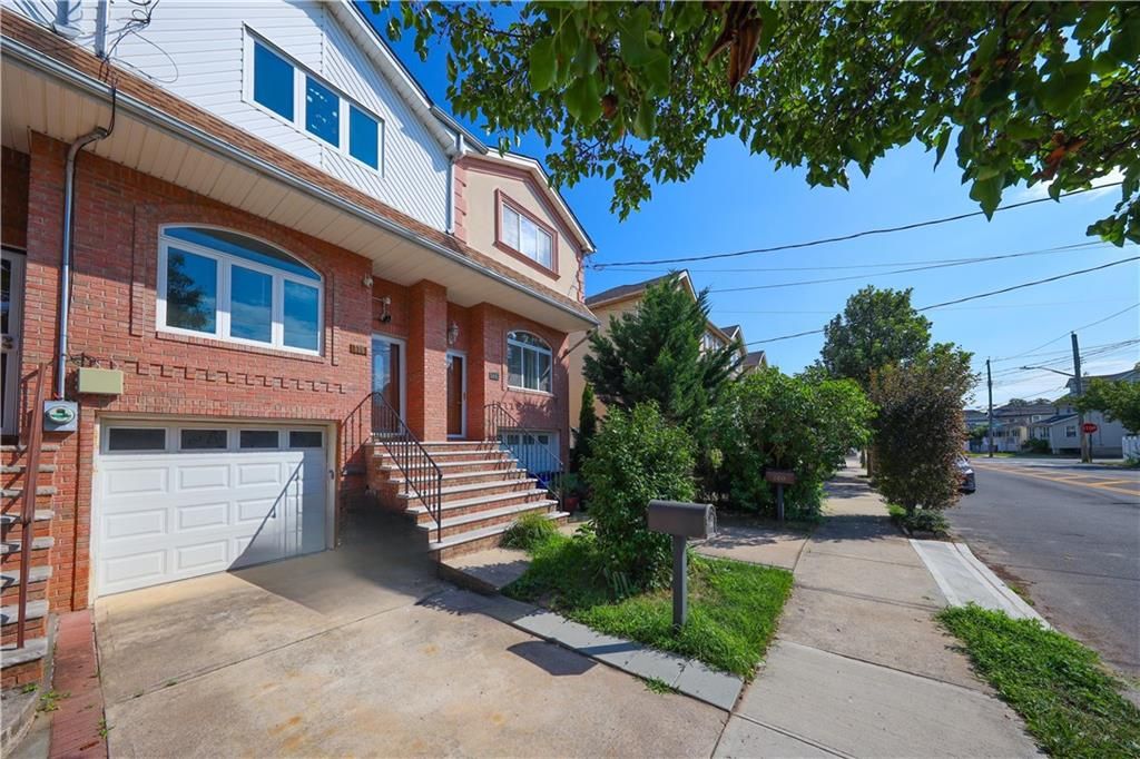 Attached, Exterior, Facade, Brick Facade, Queen Anne Victorian
