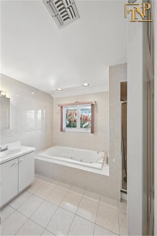 Bathroom, Interior, Recessed Lighting
