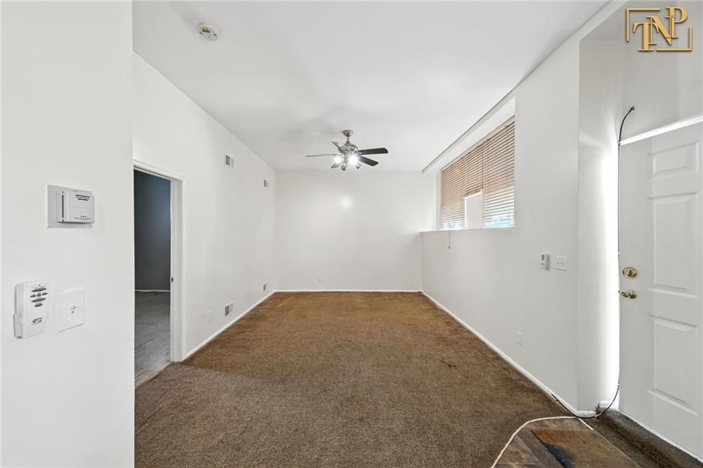 Empty room, Interior