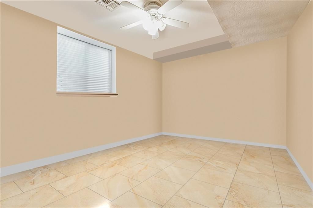 Empty room, Interior