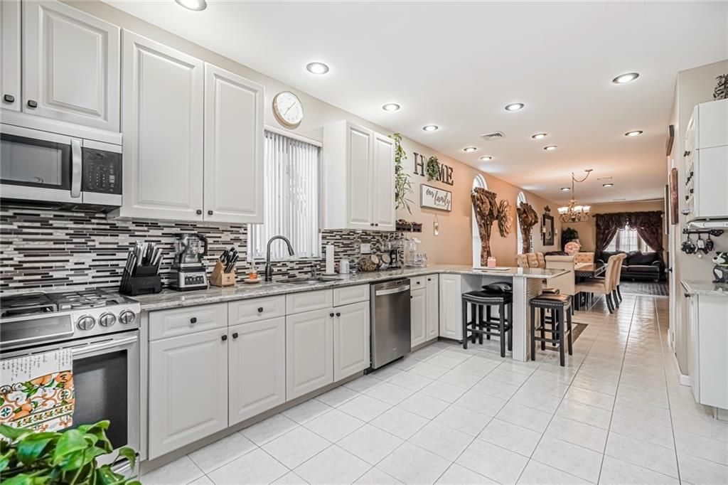 Chandelier, Dining room, Interior, Kitchen, Recessed Lighting, Stainless Steel Appliances