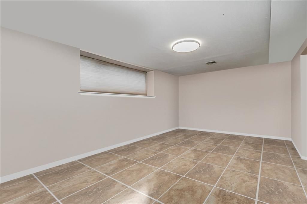 Empty room, Interior