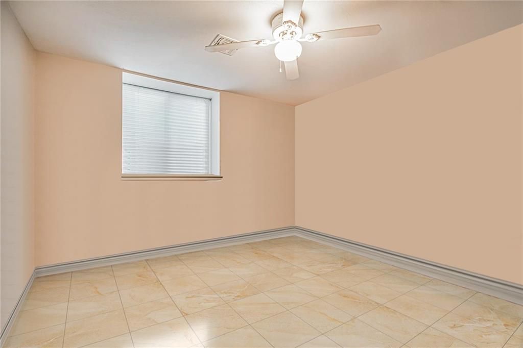 Empty room, Interior