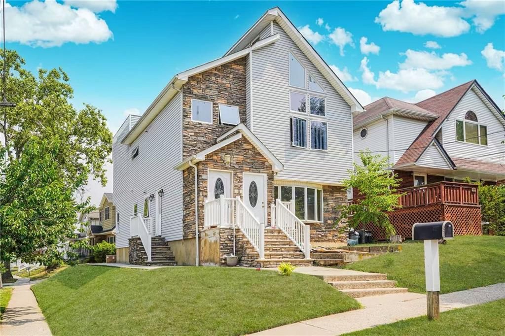 Exterior, Facade, Brick Facade, Queen Anne Victorian