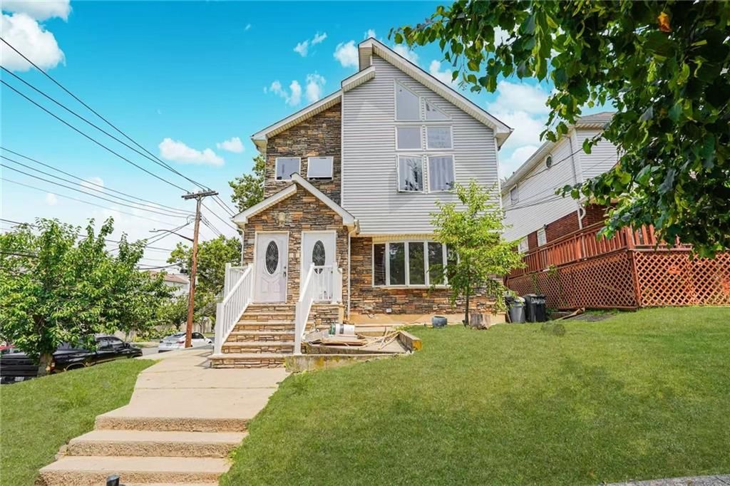 Exterior, Facade, Queen Anne Victorian