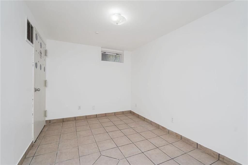 Empty room, Interior