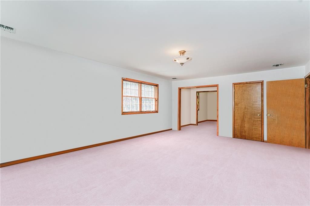 Empty room, Interior