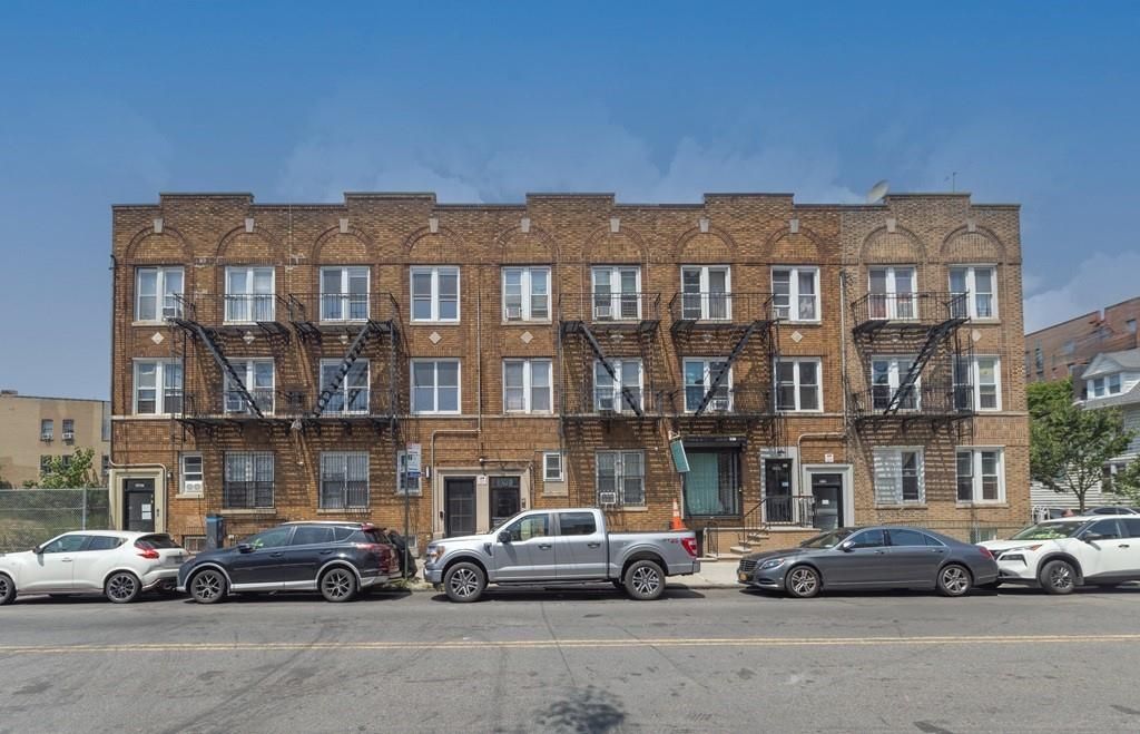 Exterior, Facade, Brick Facade, Rowhouse