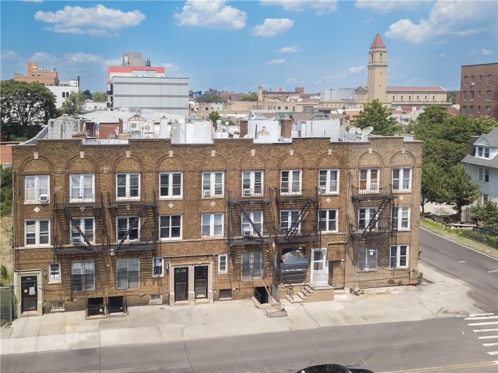 Exterior, Facade, Brick Facade, Rowhouse