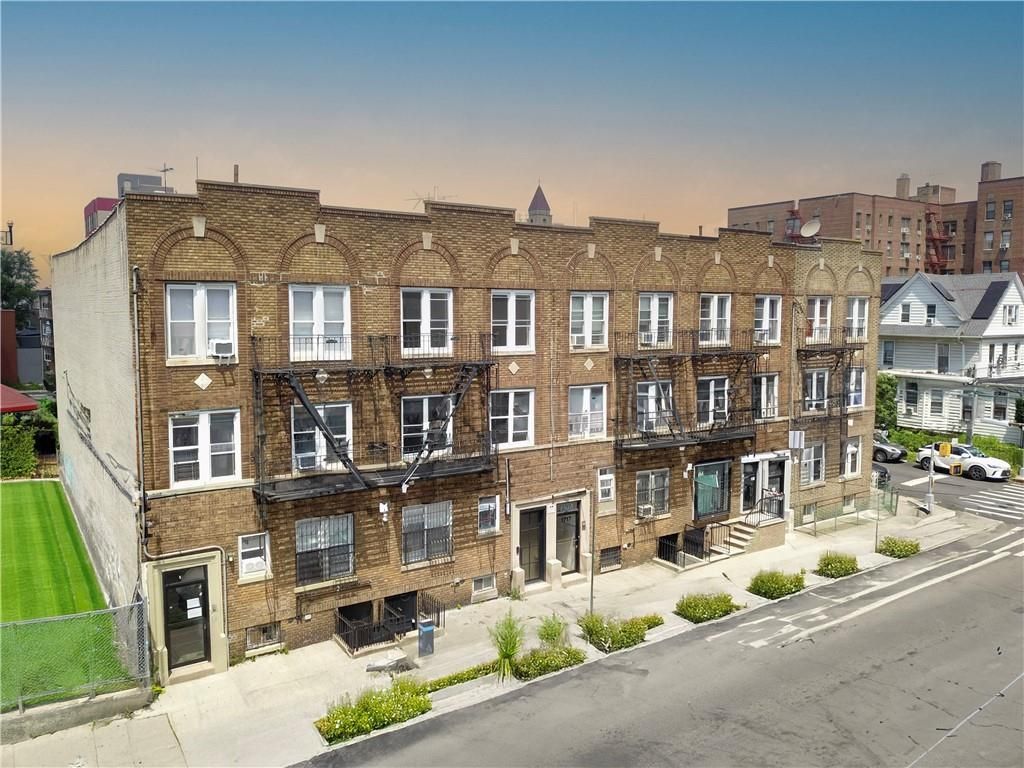 Exterior, Facade, Brick Facade, Rowhouse
