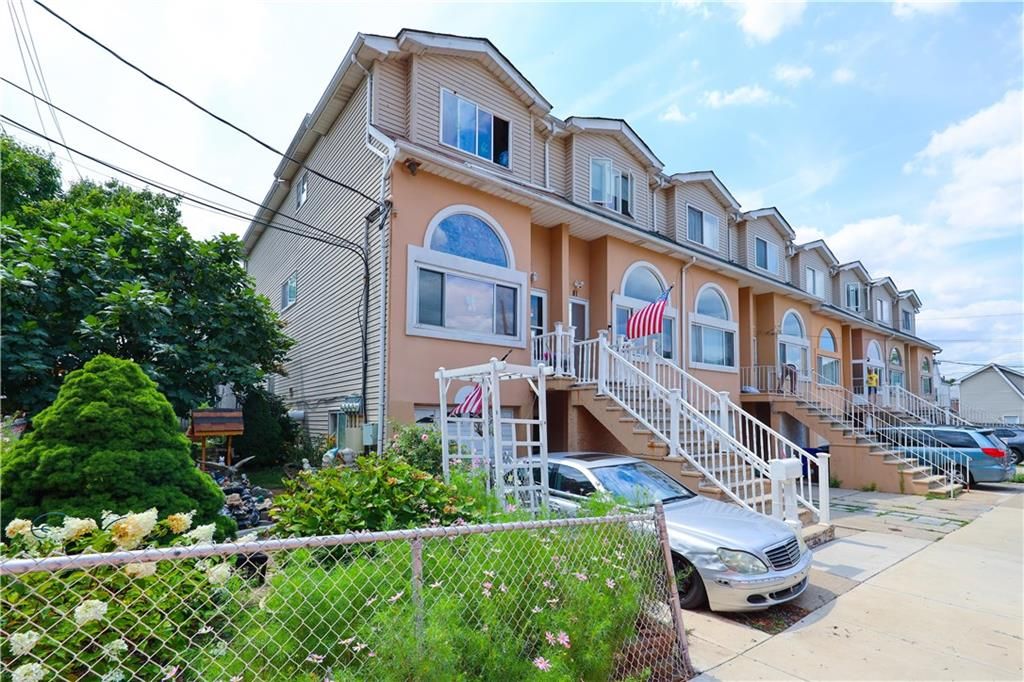 Exterior, Facade, Rowhouse
