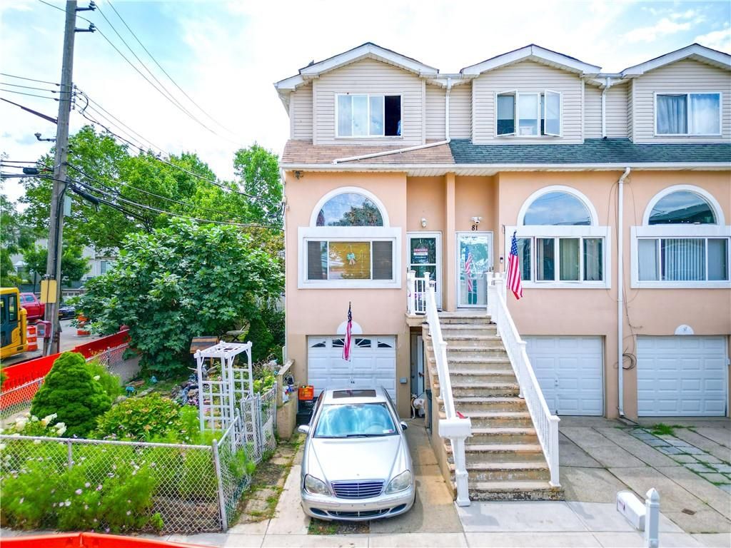 Attached, Exterior, Facade, Rowhouse