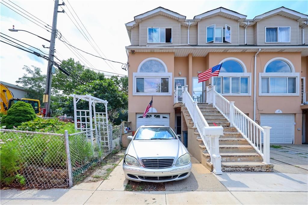 Attached, Exterior, Facade, Rowhouse