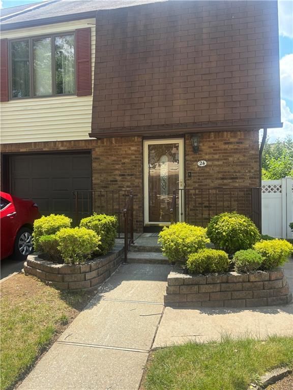 Attached, Exterior, Facade, Brick Facade, Modern