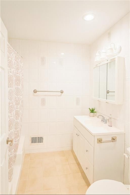 Bathroom, Interior, Recessed Lighting