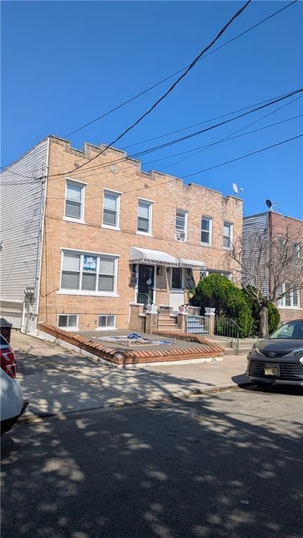 Exterior, Facade, Brick Facade, Rowhouse