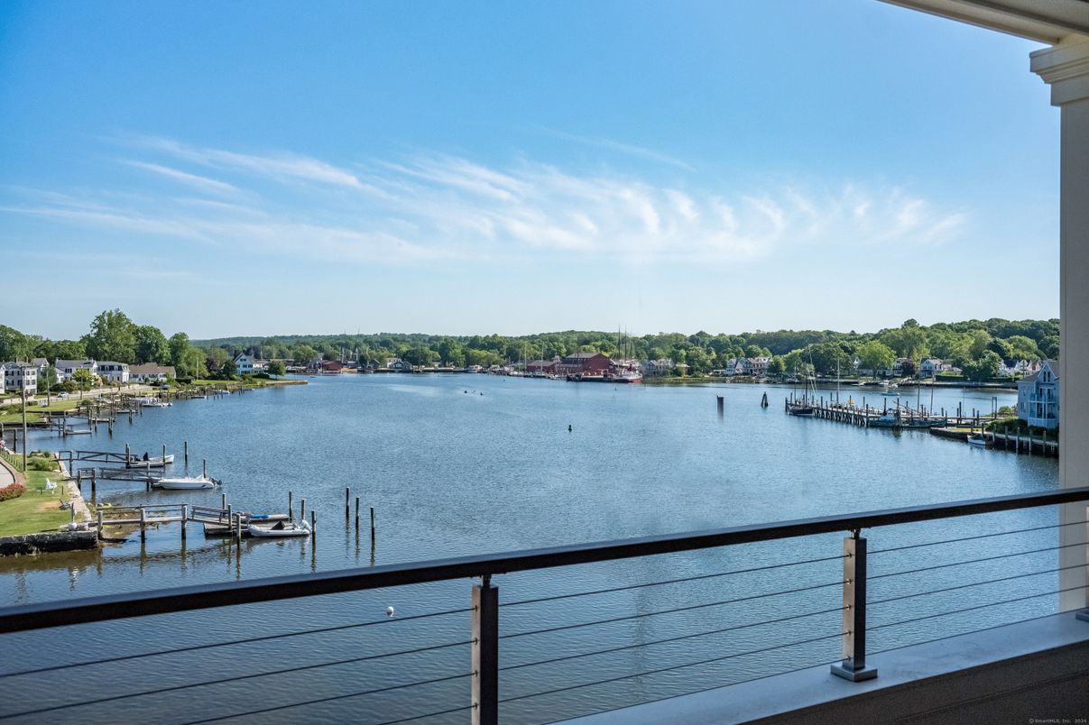 Exterior, Lake