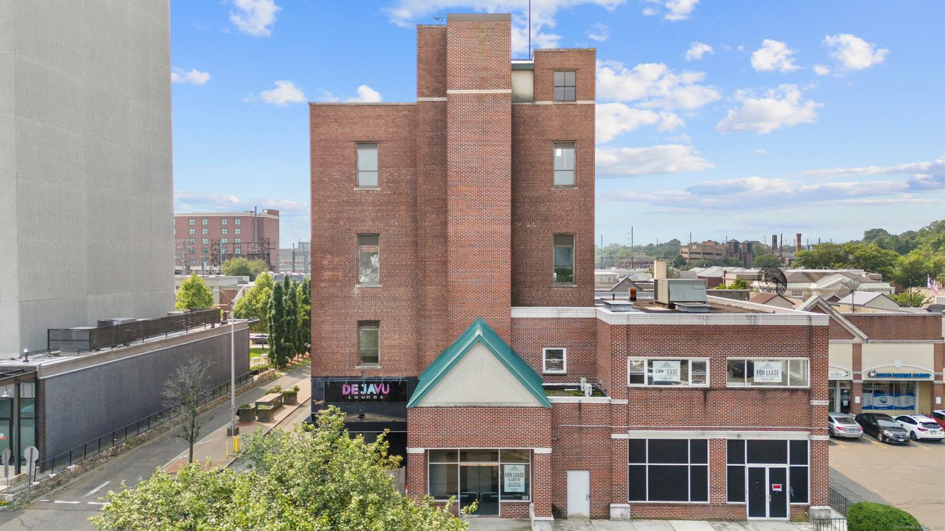 Exterior, Facade, Rowhouse