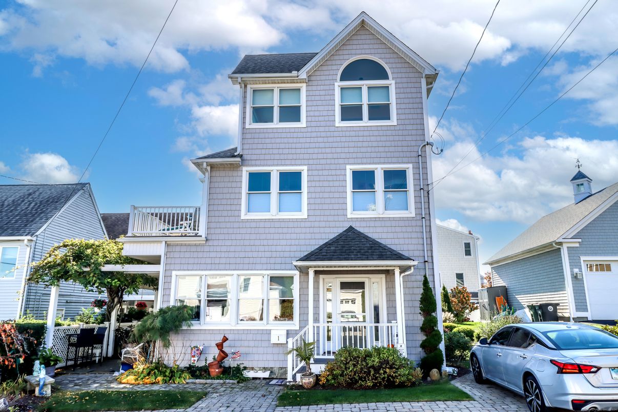 Exterior, Facade, Queen Anne Victorian