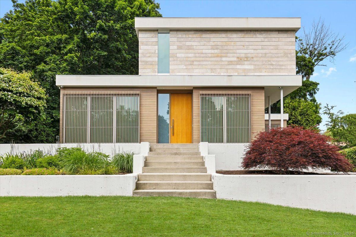 Exterior, Facade, Modern