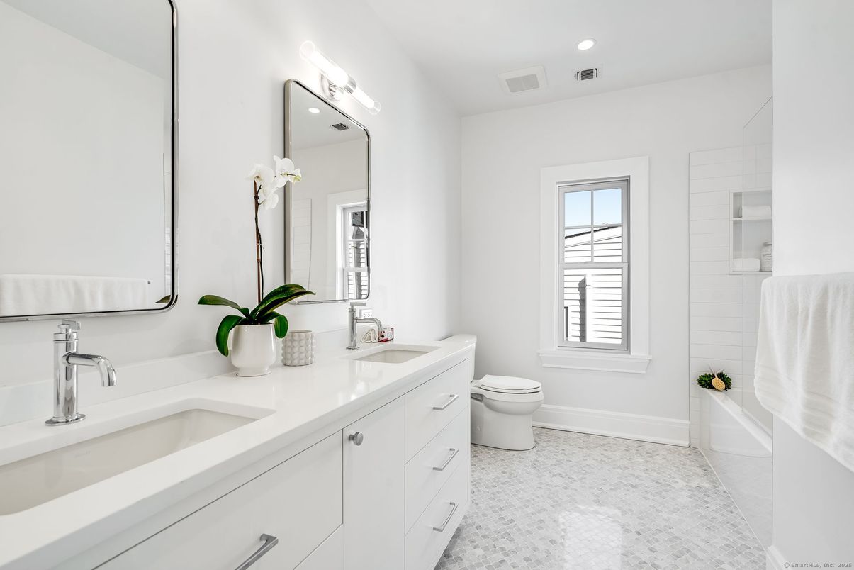 Bathroom, Dual Sink Vanities, Interior, Recessed Lighting