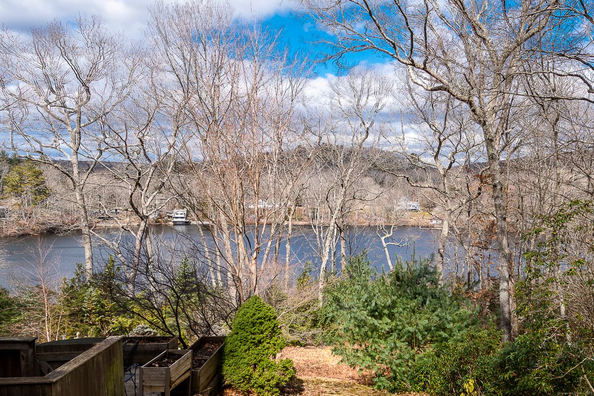 Exterior, Lake