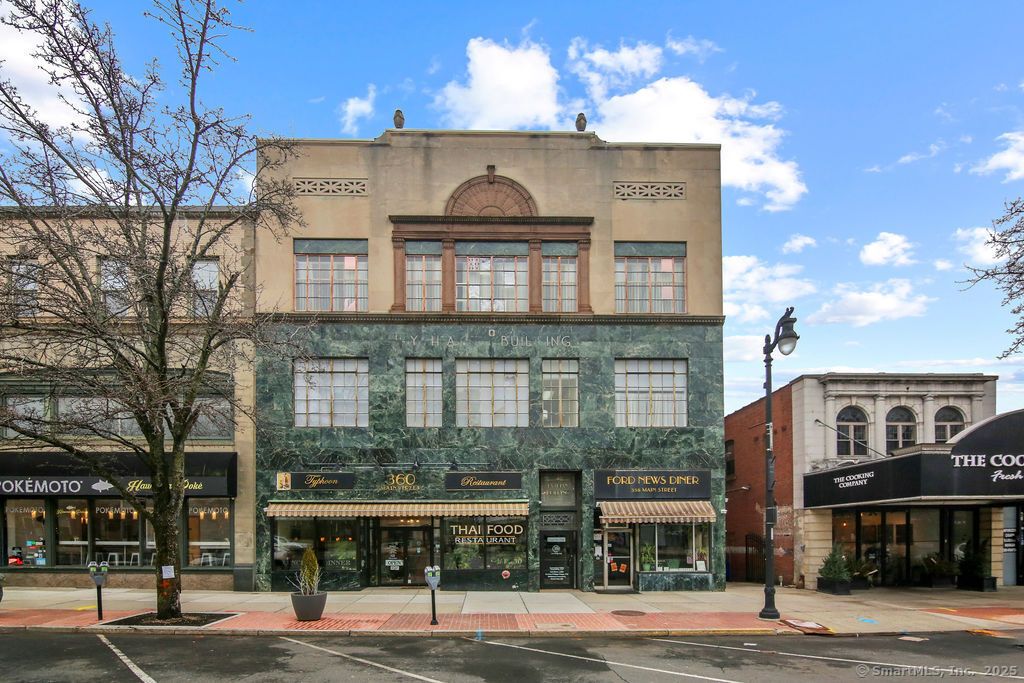 Exterior, Facade, Rowhouse