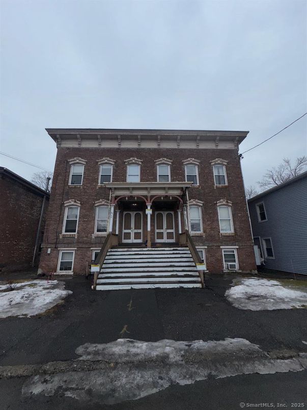 Exterior, Facade, Brick Facade, Rowhouse