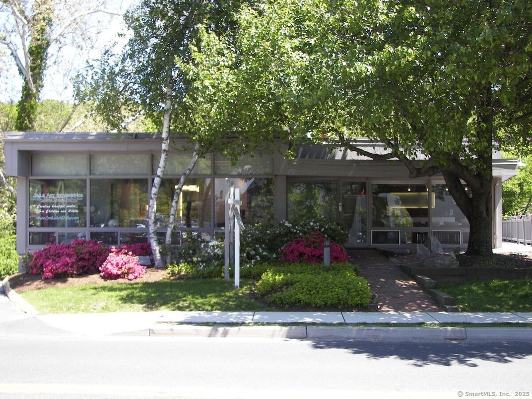 Exterior, Facade, Modern