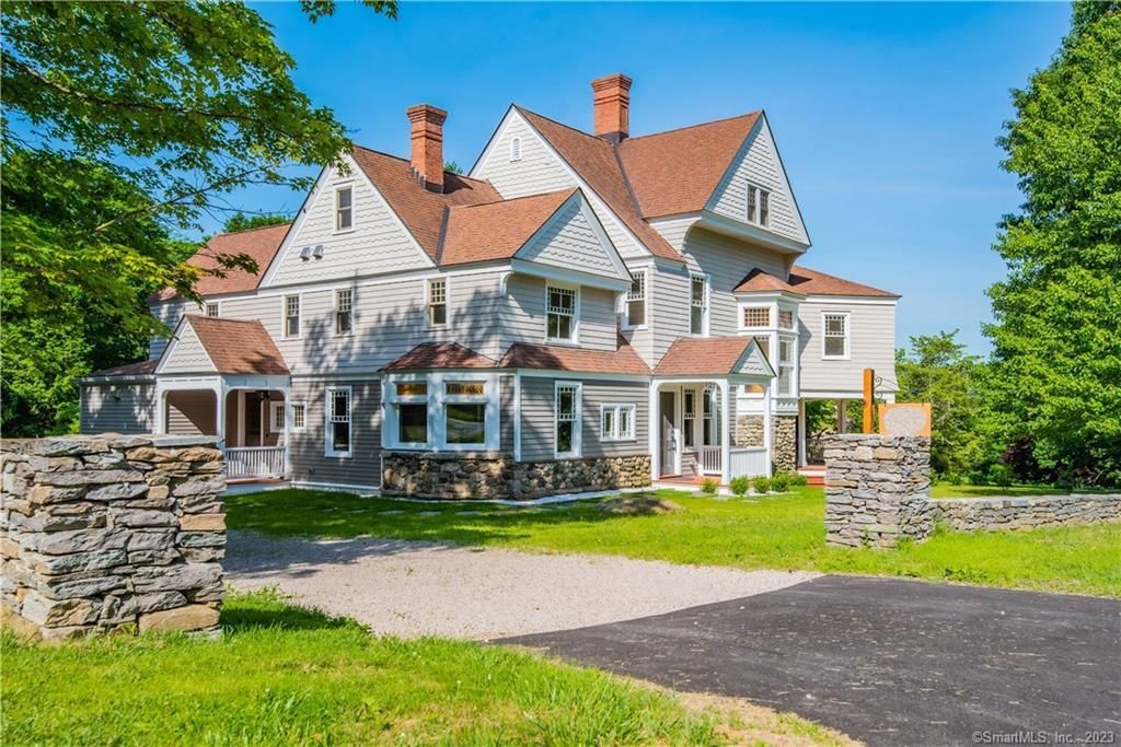 Backyard, Exterior, Facade, Queen Anne Victorian