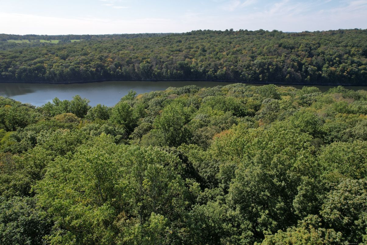 Exterior, Lake