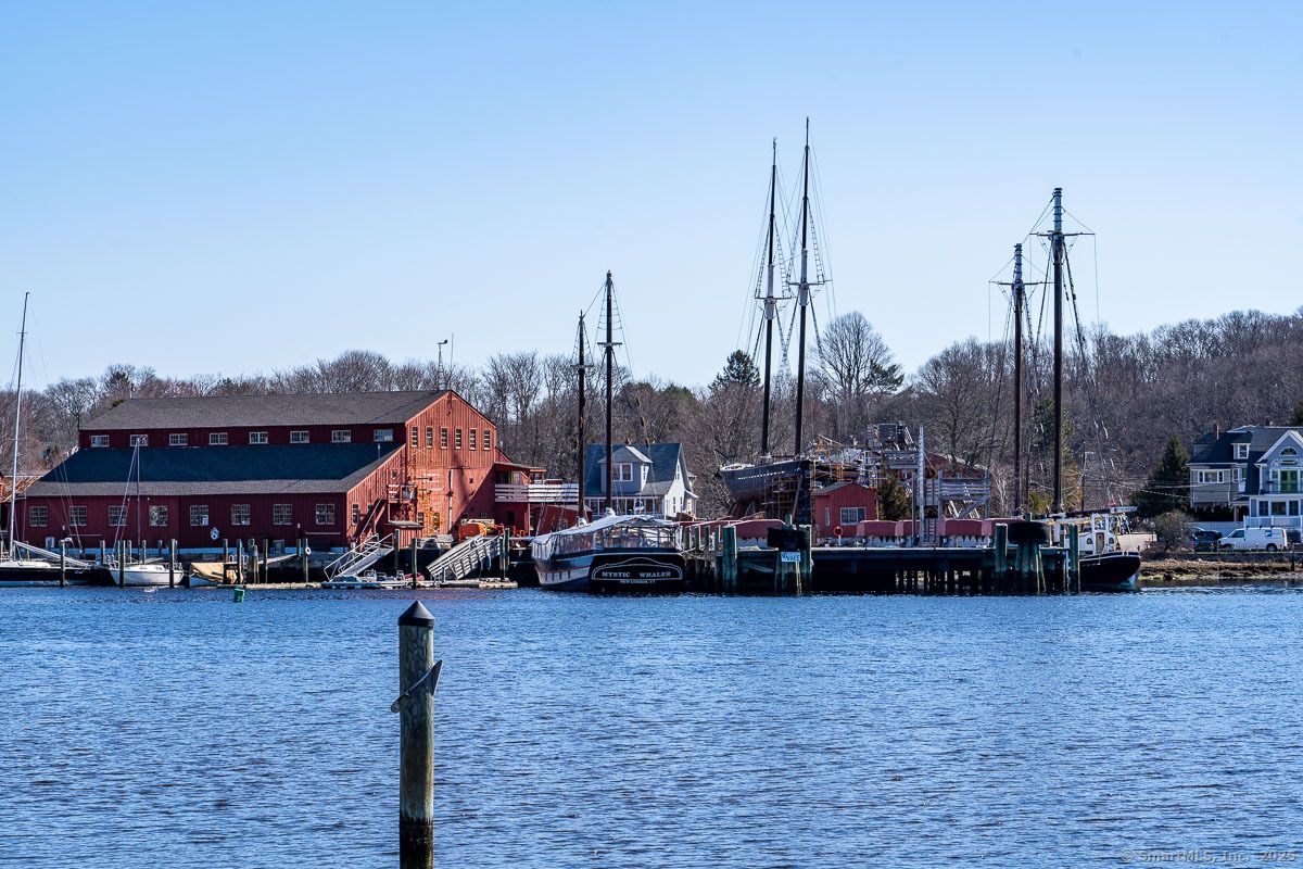 Exterior, Lake