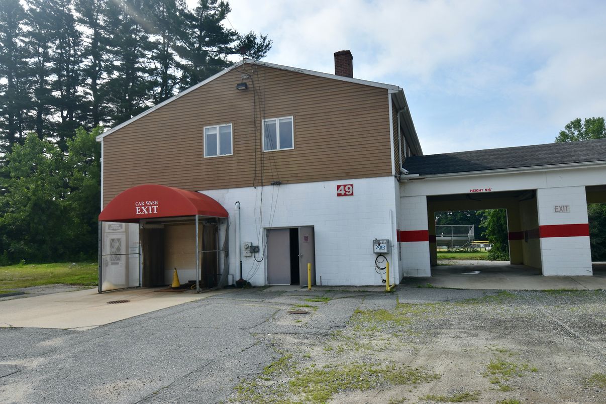 Exterior, Facade, Modern