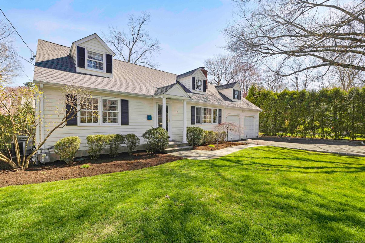 Attached, Exterior, Facade, Cape Cod