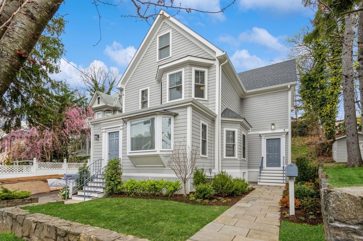 Attached, Exterior, Facade, Queen Anne Victorian