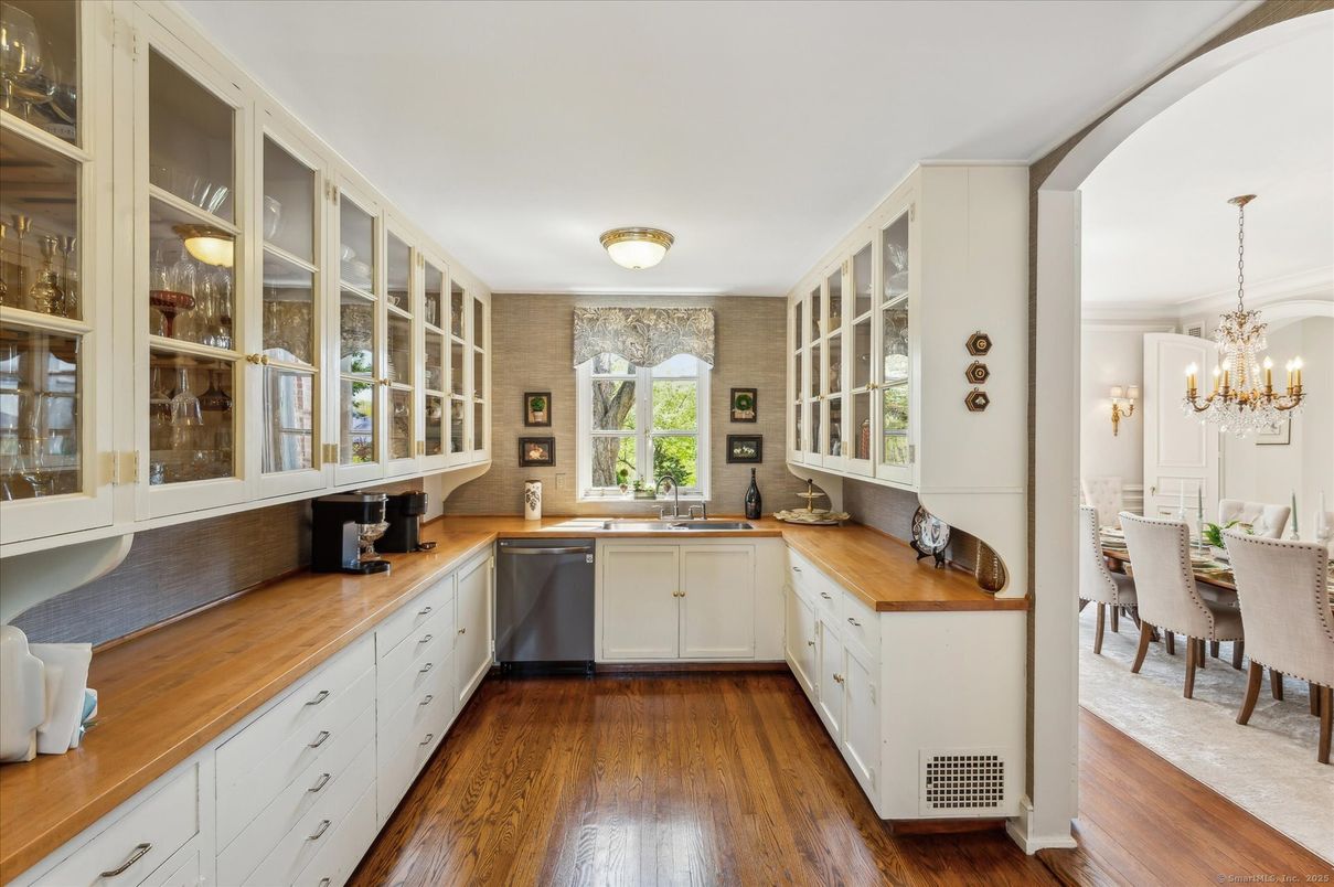 Chandelier, Dining room, Interior, Kitchen, Wood Texture Flooring