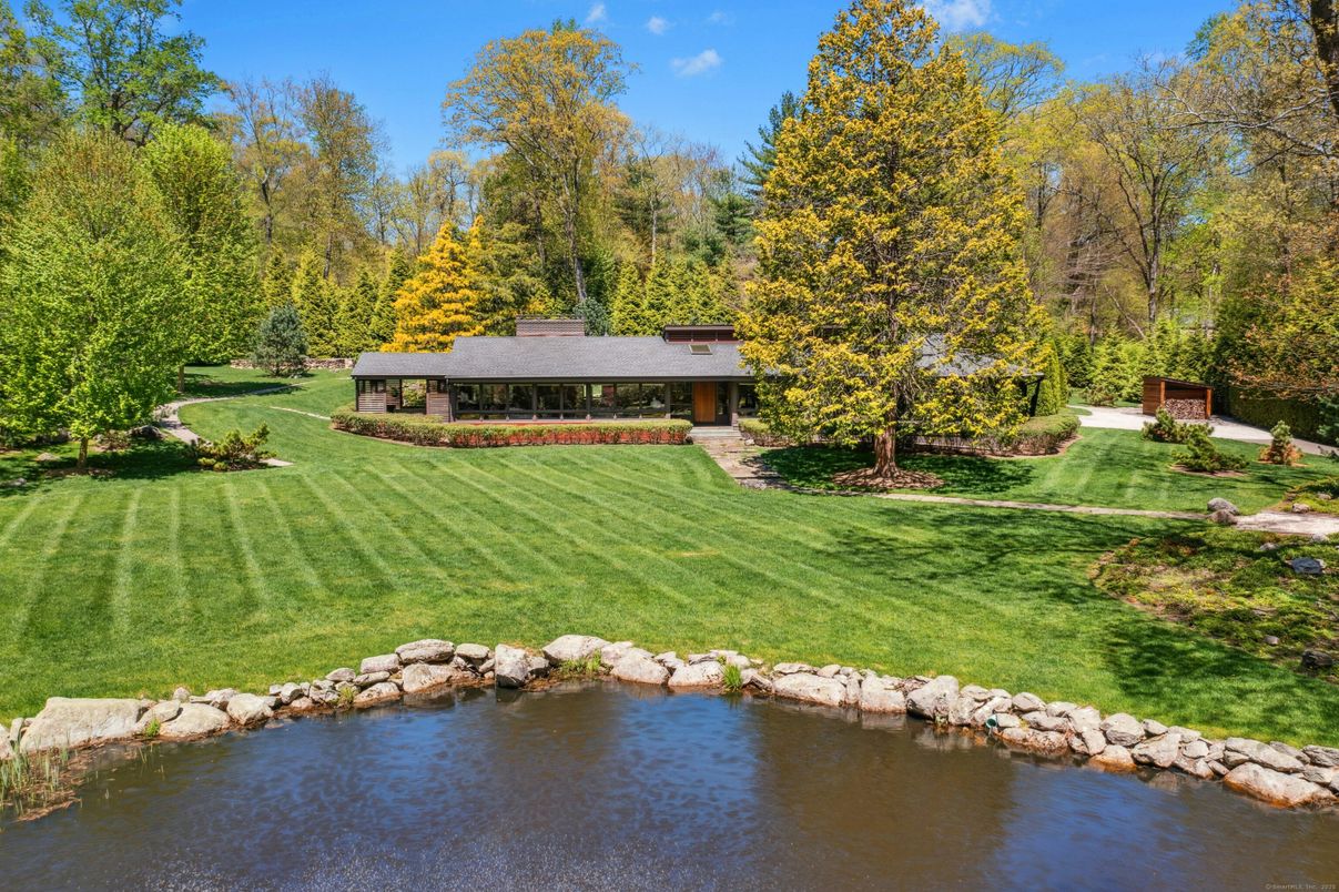 Exterior, Lake