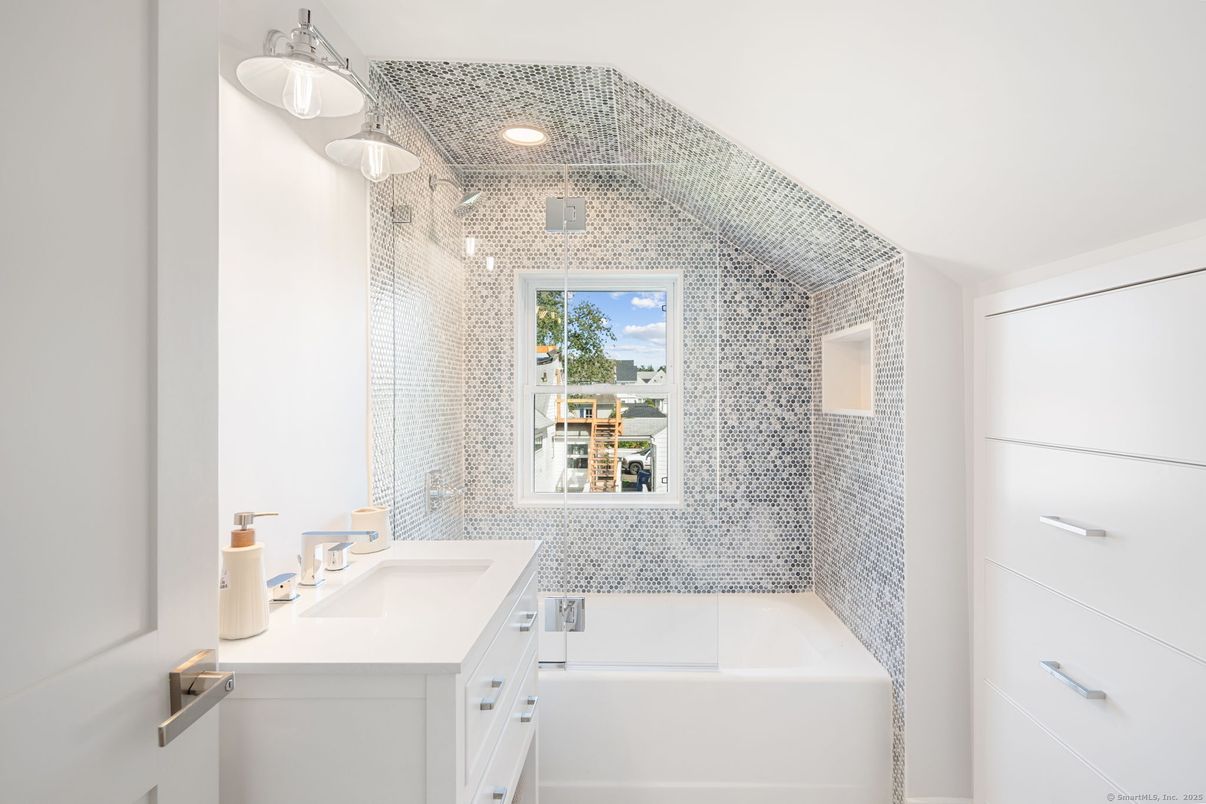 Bathroom, Interior, Recessed Lighting