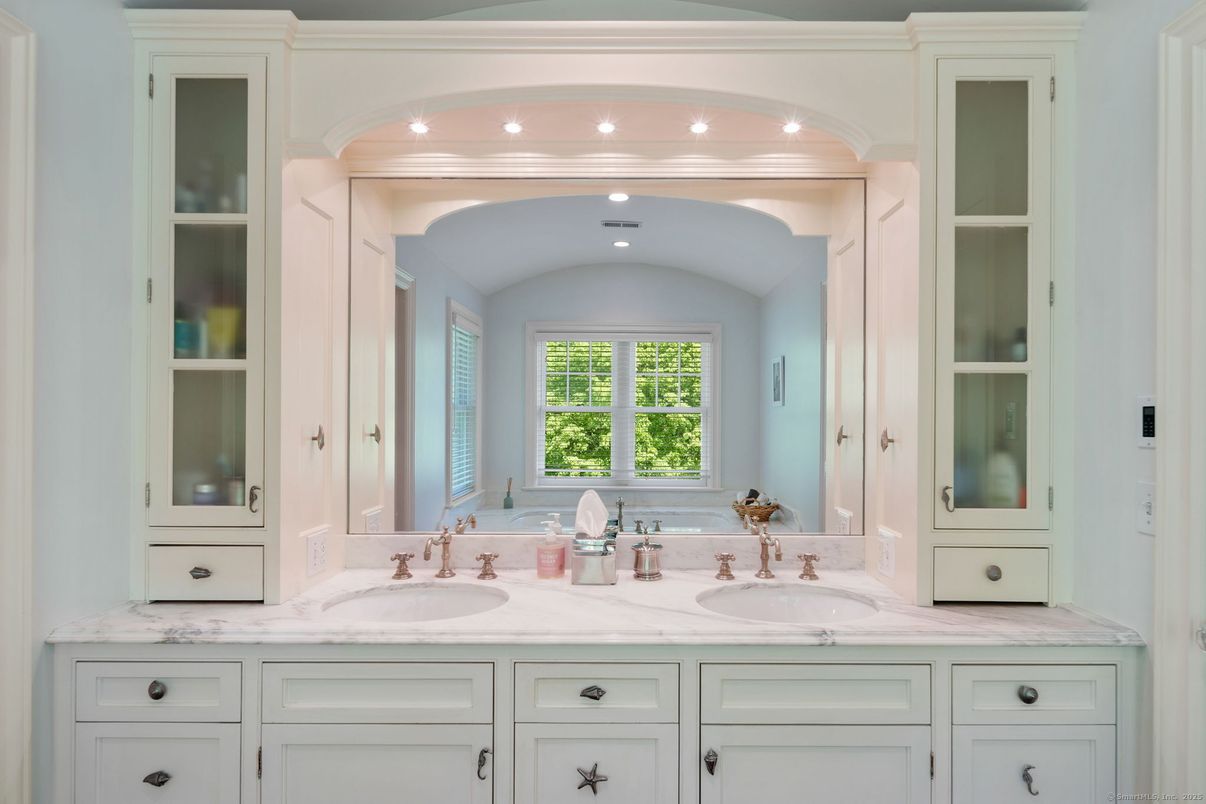 Bathroom, Dual Sink Vanities, Interior, Recessed Lighting