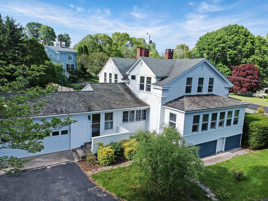 Attached, Exterior, Facade, Farmhouse